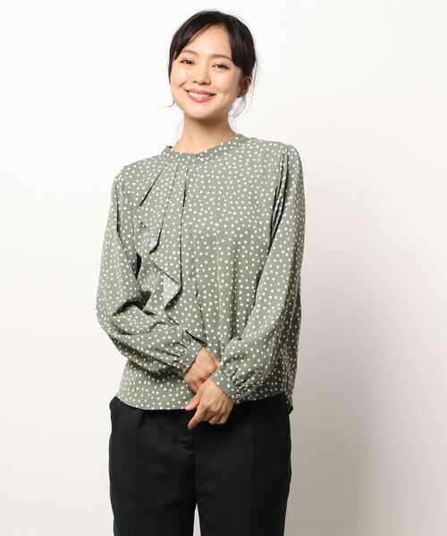 Te chichi(テチチ)の「ドットプリントラッフルブラウス(シャツ/ブラウス・レディース・ベージュ/ネイビー/グリーン・フリ-)」の7枚目の写真