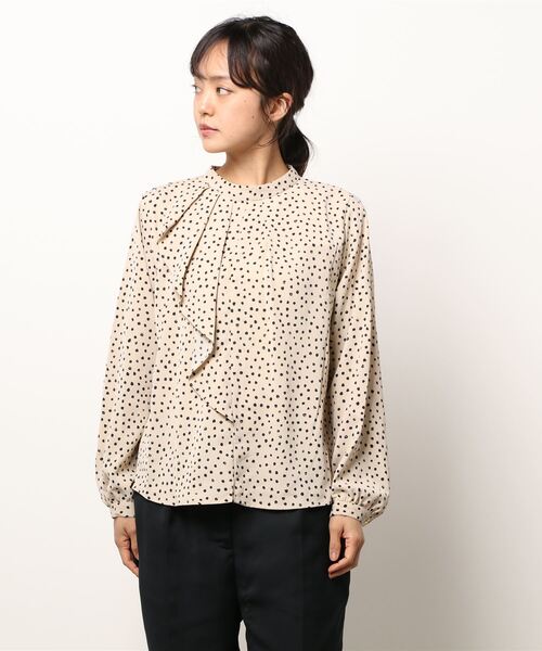 Te chichi(テチチ)の「ドットプリントラッフルブラウス(シャツ/ブラウス・レディース・ベージュ/ネイビー/グリーン・フリ-)」の8枚目の写真