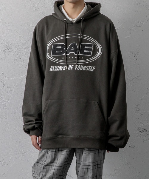 Adoon plain(アドーンプレーン)の「【Adoon plain】サガラ刺繍ロゴパーカー(パーカー・メンズ・チャコールグレー/グリーン/マスタード・MEDIUM/LARGE)」の2枚目の写真