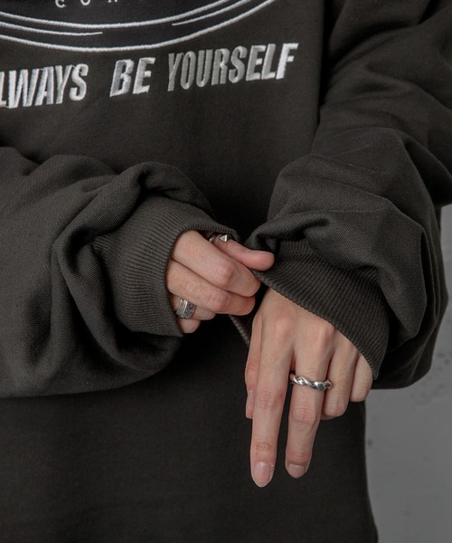 Adoon plain(アドーンプレーン)の「【Adoon plain】サガラ刺繍ロゴパーカー(パーカー・メンズ・チャコールグレー/グリーン/マスタード・MEDIUM/LARGE)」の5枚目の写真