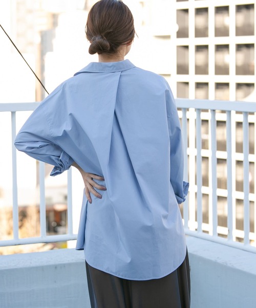 URBAN RESEARCH ROSSO WOMEN（アーバンリサーチ　ロッソ）の「オーバーサイズバックタックシャツ（シャツ/ブラウス・レディース・オフホワイト/ブルー系その他/ストライプ・FREE）」の18枚目の写真