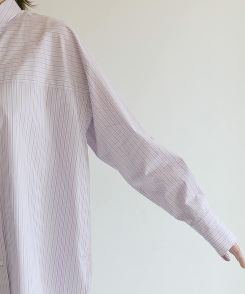 URBAN RESEARCH ROSSO WOMEN（アーバンリサーチ　ロッソ）の「オーバーサイズバックタックシャツ（シャツ/ブラウス・レディース・オフホワイト/ブルー系その他/ストライプ・FREE）」の19枚目の写真