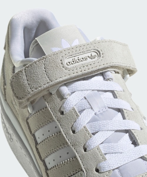 adidas（アディダス）の「フォーラム ロー [Forum Low] アディダスオリジナルス(レディース)（スニーカー・レディース・オフホワイト・22.5cm/23.5cm/24.5cm/25.5cm/26.5cm/27.5cm/23.0cm/24.0cm/25.0cm/26.0cm/27.0cm/28.0cm/22.0cm）」の6枚目の写真