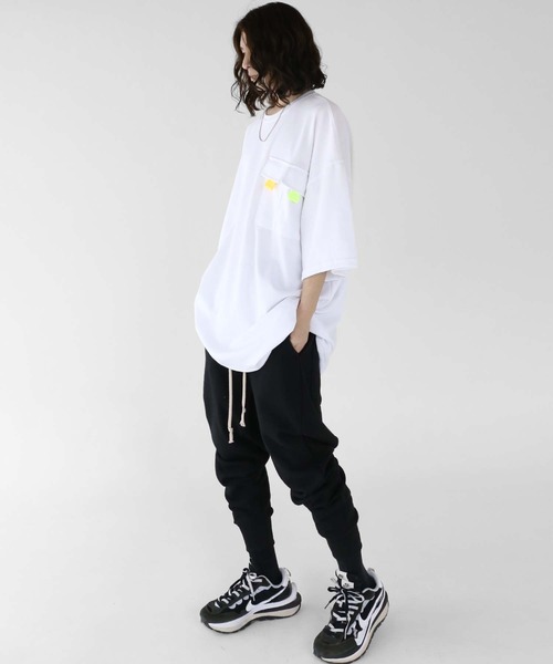 minsobi（ミンソビ）の「2ポケットビッグＴ（Tシャツ/カットソー・メンズ・ホワイト/ブラック・FREE）」の3枚目の写真