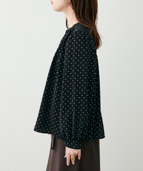 natural couture(ナチュラルクチュール)の「大人気リバイバル/WEB限定カラーあり/2022AW/とろみサテンブラウス(シャツ/ブラウス・レディース・ラベンダー/その他1/その他2/ピンクベージュ/イエロー/ブラウン/オフホワイト/ネイビー・FREE)」の11枚目の写真