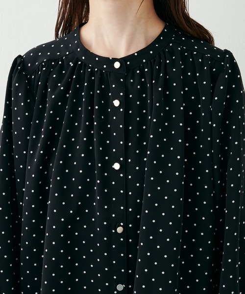 natural couture(ナチュラルクチュール)の「大人気リバイバル/WEB限定カラーあり/2022AW/とろみサテンブラウス(シャツ/ブラウス・レディース・ラベンダー/その他1/その他2/ピンクベージュ/イエロー/ブラウン/オフホワイト/ネイビー・FREE)」の18枚目の写真