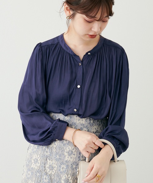 natural couture(ナチュラルクチュール)の「大人気リバイバル/WEB限定カラーあり/2022AW/とろみサテンブラウス(シャツ/ブラウス・レディース・ラベンダー/その他1/その他2/ピンクベージュ/イエロー/ブラウン/オフホワイト/ネイビー・FREE)」の13枚目の写真