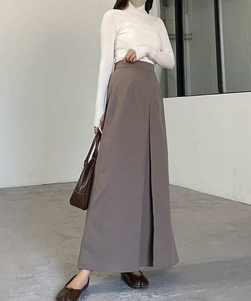 Louere（ルエレ）の「薄手インバーテッドプリーツロングスカート（スカート・レディース・イエロー系その他/ブラック/ブラウン系その他/ベージュ/アイボリー・MEDIUM/SMALL/LARGE/X-LARGE）」の3枚目の写真