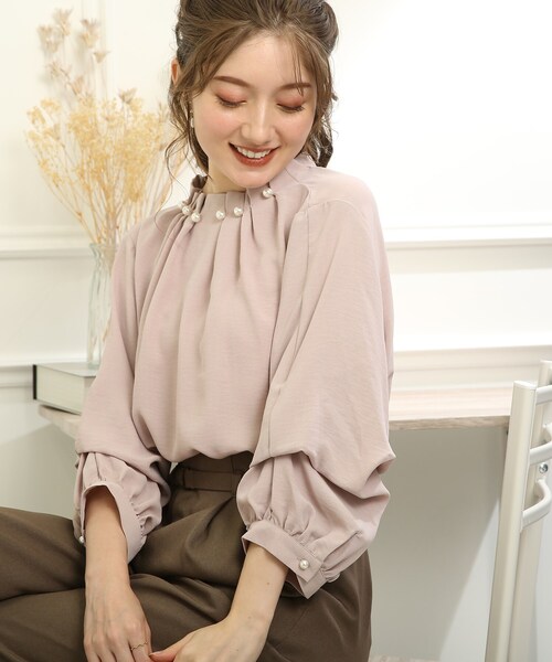 couture brooch（クチュールブローチ）の「◆【袖2WAY/バックスタイルもリボンで全方位映え♪】フェイクパールネックブラウス（シャツ/ブラウス・レディース・ブラック/ライトベージュ/オフホワイト/ベビーピンク・40/38/42）」の4枚目の写真