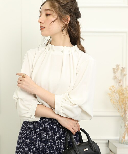 couture brooch（クチュールブローチ）の「◆【袖2WAY/バックスタイルもリボンで全方位映え♪】フェイクパールネックブラウス（シャツ/ブラウス・レディース・ブラック/ライトベージュ/オフホワイト/ベビーピンク・40/38/42）」の2枚目の写真