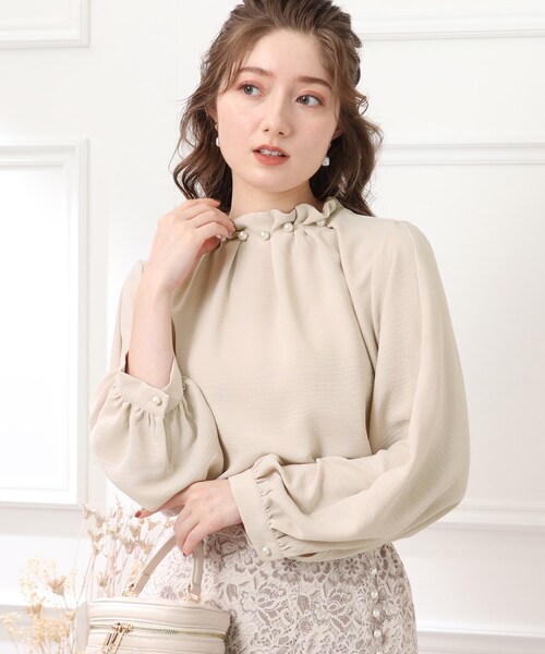 couture brooch（クチュールブローチ）の「◆【袖2WAY/バックスタイルもリボンで全方位映え♪】フェイクパールネックブラウス（シャツ/ブラウス・レディース・ブラック/ライトベージュ/オフホワイト/ベビーピンク・40/38/42）」の22枚目の写真