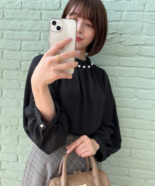 couture brooch（クチュールブローチ）の「◆【袖2WAY/バックスタイルもリボンで全方位映え♪】フェイクパールネックブラウス（シャツ/ブラウス・レディース・ブラック/ライトベージュ/オフホワイト/ベビーピンク・40/38/42）」の3枚目の写真