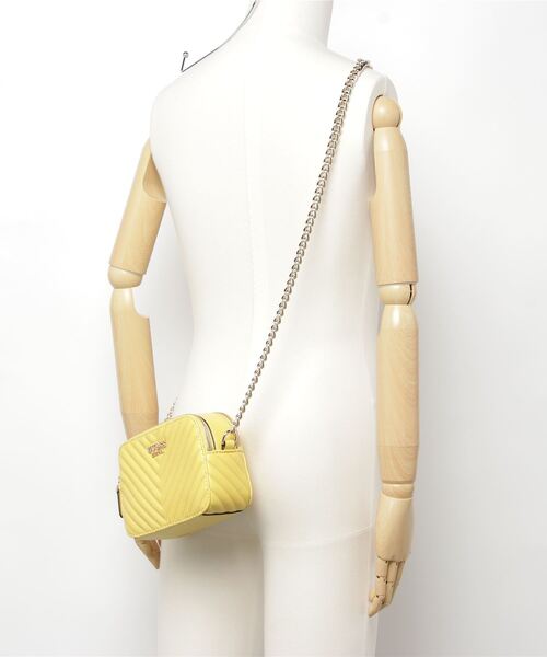 Guess（ゲス）の「NOELLE Crossbody Camera（ショルダーバッグ・レディース・イエロー/ブラック/ベージュ・ONE SIZE）」の12枚目の写真