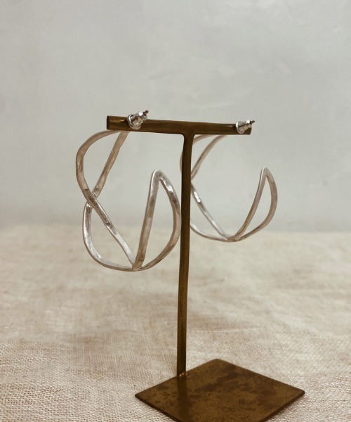 emouv by est（エモーヴバイエスト）の「emouv by est シンプルシルバーフープピアス（ピアス（両耳用）・レディース・シルバー・40mm）」の3枚目の写真