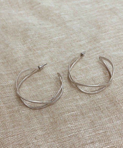 emouv by est（エモーヴバイエスト）の「emouv by est シンプルシルバーフープピアス（ピアス（両耳用）・レディース・シルバー・40mm）」の4枚目の写真