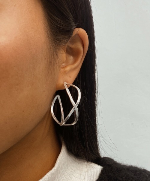 emouv by est（エモーヴバイエスト）の「emouv by est シンプルシルバーフープピアス（ピアス（両耳用）・レディース・シルバー・40mm）」の5枚目の写真