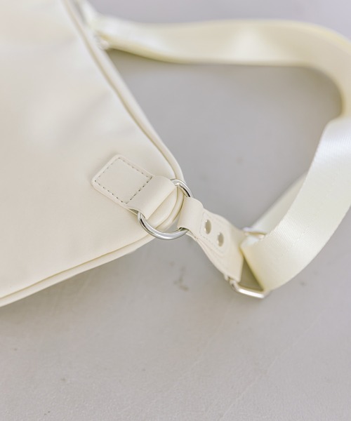 OLIVE des OLIVE(オリーブデオリーブ)の「サークルポーチ付ボディバッグ(ボディバッグ/ウエストポーチ・レディース・アイボリー/ブラック・FREE)」の6枚目の写真