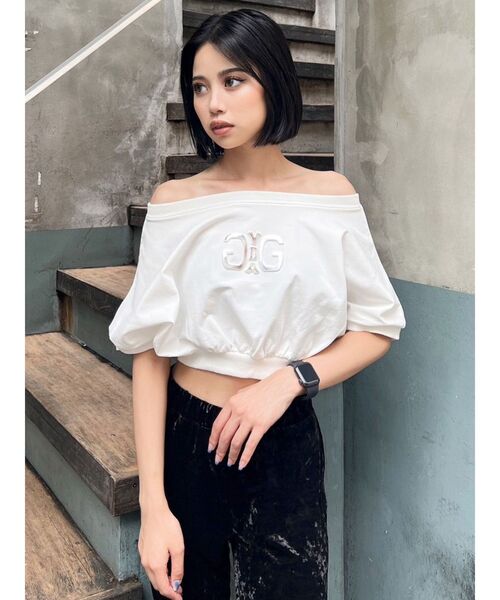 GYDA（ジェイダ）の「Symmetry GYDA エンボス オフショルTOPS（T