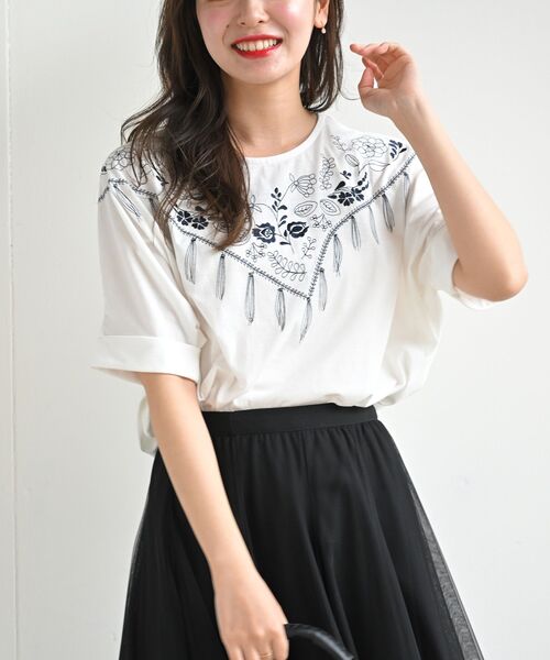 rps（アールピーエス）の「刺繍モチーフ裾タックドルマンＴ（Tシャツ/カットソー・レディース・オフホワイト/ホワイト系その他2/ブラック/ブラック系その他2・フリー）」の2枚目の写真