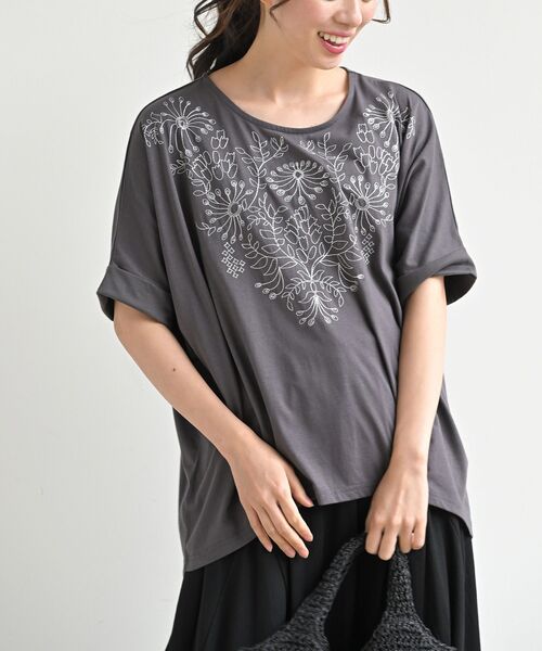 rps（アールピーエス）の「刺繍モチーフ裾タックドルマンＴ（Tシャツ/カットソー・レディース・オフホワイト/ホワイト系その他2/ブラック/ブラック系その他2・フリー）」の3枚目の写真