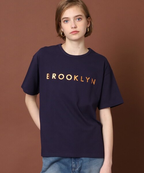 DRESSTERIOR(ドレステリア)の「◆BROOKLYN箔ロゴTシャツ(Tシャツ/カットソー・レディース・グリーン/ネイビー/オフホワイト・36/34/38)」の3枚目の写真
