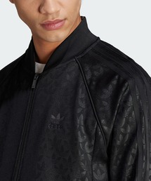 adidas（アディダス）の「グラフィック モノグラム SST トラック
