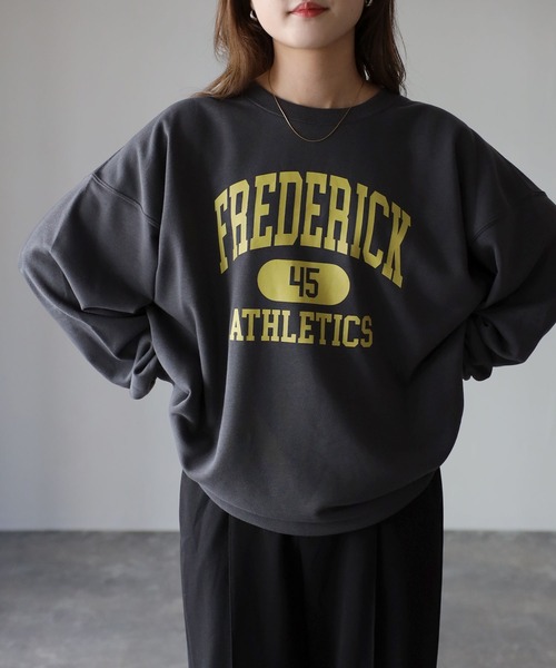 Riberry(リベリー)の「FREDERICKプリントトレーナー(スウェット・レディース・オートミール/レッド/グリーン系/チャコールグレー/ブラック/ネイビー・FREE)」の3枚目の写真