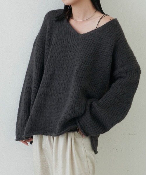 Aunt Marie's(アントマリーズ)の「Vネックオーバールーズニット(ニット/セーター・レディース・アイボリー/その他/チャコールグレー/ブルー・FREE)」の2枚目の写真