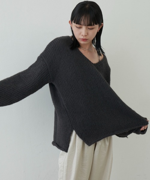 Aunt Marie's(アントマリーズ)の「Vネックオーバールーズニット(ニット/セーター・レディース・アイボリー/その他/チャコールグレー/ブルー・FREE)」の11枚目の写真