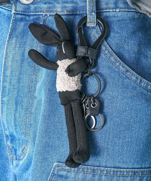 ankoROCK(アンコロック)の「an meets zakka ウサギのぬいぐるみモチーフカラビナキーリング(キーホルダー・レディース・A・ONE SIZE)」の1枚目の写真