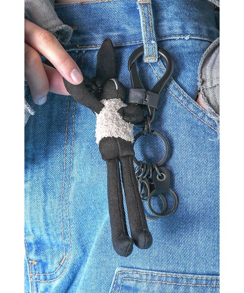 ankoROCK(アンコロック)の「an meets zakka ウサギのぬいぐるみモチーフカラビナキーリング(キーホルダー・レディース・A・ONE SIZE)」の2枚目の写真