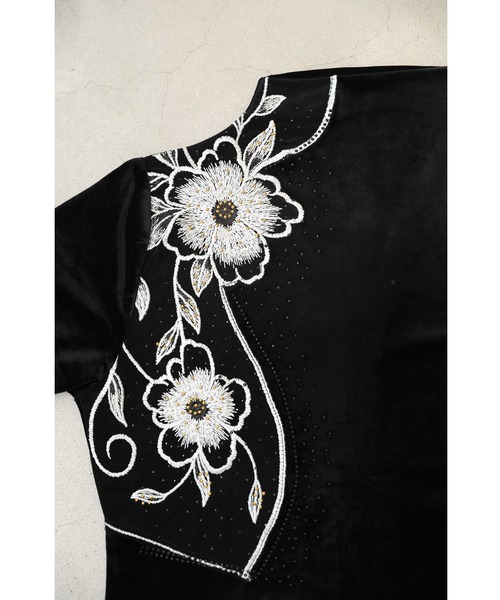 黒）ビジューを纏う花刺繍のベロア調プルオーバートップス