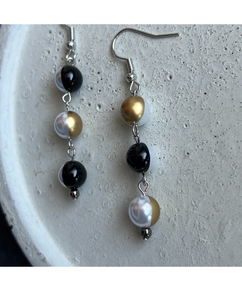 tone（トーン）の「【-lensa-】ツートンカラーの樹脂パールピアス(アシメ）(MA)（ピアス（両耳用）・レディース・シルバー・FREE）」の3枚目の写真