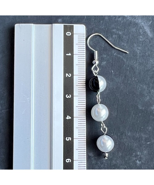 tone（トーン）の「【-lensa-】ツートンカラーの樹脂パールピアス(アシメ）(MA)（ピアス（両耳用）・レディース・シルバー・FREE）」の4枚目の写真