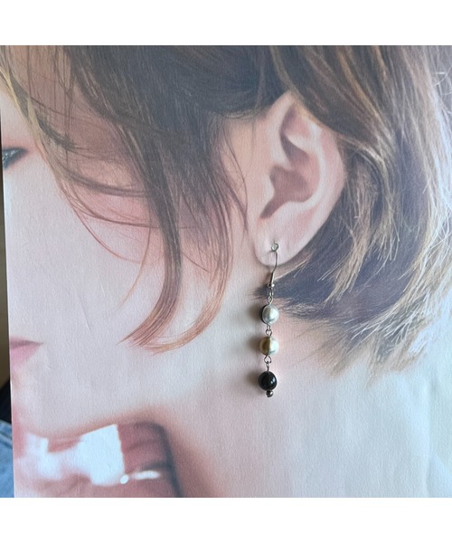 tone（トーン）の「【-lensa-】ツートンカラーの樹脂パールピアス(アシメ）(MA)（ピアス（両耳用）・レディース・シルバー・FREE）」の5枚目の写真