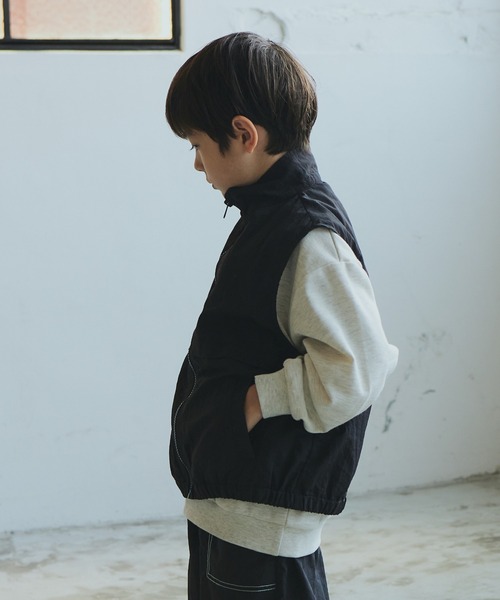 PAIRMANON STREET(ペアマノンストリート)の「【PAIRMANON STREET】セットアップ着用可 スタンドネック ナイロン ベスト(ベスト・キッズ・ブラック/ブルー系その他2/オフホワイト・110/120/130/140/150/160/90/100)」の1枚目の写真