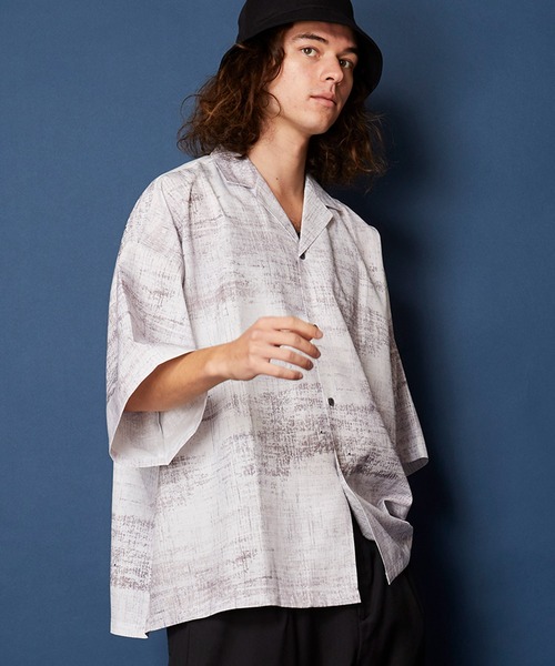 unrelaxing（アンリラクシング）の「ビッグシルエット総柄開襟アロハシャツ（シャツ/ブラウス・メンズ・その他21/オフホワイト/ホワイト×グレー/ホワイト×ピンク/ホワイト系その他2/ホワイト系その他4/ホワイト系3/ホワイト系5/ブラック×ブラック/ブラック系その他/ブラック×パープル/ダークブラック/ブラック×ブルー/ブラック×ピンク/ブラック系その他3/ブラック系その他5/ブラック系2/ブラック系4/ライトグレー系1/ライトグレー系3/アッシュグレー/グレー系その他6/ライトブラウン/ブラウン系その他2/ブラウン系3/クリーム/ナチュラル/ベージュ系その他3/ベージュ系その他5/ベージュ系1/ベージュ系3/アイボリー系/アイボリー系7/アイボリー系9/その他12/ダークグリーン系8/カーキ系2/グリーン系1/グリーン系3/ライトグリーン系/ライトグリーン系7/ブルー/スカイブルー系1/スカイブルー系3/スカイブルー系8/ブルー系その他7/ネイビー系/ネイビー系2/ネイビー系7/ブルー系2/ブルー系4/パープル系その他3/パープル系2/イエロー系2/イエロー系4/ピンク系6/ワイン系/その他4/その他7/その他9/B/G/I/アイボリー/ホワイト×レッド/ホワイト×ブルー/ホワイト×ブラック/ホワイト系その他5/ホワイト系その他6/ホワイト系その他7/ホワイト系/ホワイト系1/ホワイト系2/ブラック/ブラック×レッド/ブラック×グリーン/ブラック系その他2/ブラック系5/ブラック系6/ブラック系7/ブラック系8/ブラック系9/グレー系その他/グレー系2/グレー系3/グレー系4/チョコ/ブラウン系その他/ブラウン系その他4/ブラウン系/ブラウン系1/ブラウン系2/アイボリー系2/アイボリー系3/アイボリー系4/アイボリー系5/ダークグリーン系9/オリーブ系/オリーブ系1/その他14/その他15/その他16/ライトグリーン系2/ライトグリーン系3/ライトグリーン系4/ライトグリーン系5/ライトグリーン系6/サックスブルー/ライトブルー/ブルー系その他2/ブルー系その他3/ブルー系その他4/ブルー系その他5/ブルー系その他6/ネイビー系3/ネイビー系4/ネイビー系5/ネイビー系6/その他17/パープル系3/パープル系5/イエロー系6/イエロー系7/ピンク系その他/レッド系/レッド系1/レッド系2/レッド系3/その他/その他6/K/L/M/N/イエロー系8/ブルー系6/その他18/ホワイト/ライトホワイト/ホワイト系その他/ホワイト×パープル/ホワイト系その他3/ホワイト系4/ホワイト系6/ブラック×ホワイト/ライトブラック/ブラック×カーキ/ブラック×ベージュ/ブラック系その他4/ブラック系その他6/ブラック系1/ブラック系3/ライトグレー/ライトグレー系/グレー系その他7/グレー系1/ブラウン/ダークブラウン/ブラウン系その他3/ベージュ系その他/ベージュ系その他2/ベージュ系その他4/ベージュ系/ベージュ系2/アイボリー系1/アイボリー系6/アイボリー系8/ライトグリーン/グリーン/ダークグリーン系/その他13/ダークグリーン系7/グリーン系/グリーン系2/ライトグリーン系1/ライトグリーン系8/ダークネイビー/スカイブルー系/スカイブルー系2/スカイブルー系9/ネイビー系1/ネイビー系8/ブルー系3/ブルー系5/パープル系その他/パープル系その他2/パープル系1/イエロー系3/イエロー系5/ピンク/ピンク系/ピンク系5/ピンク系7/レッド系4/ワイン系1/その他8/その他10/A/H/J/O/その他19/ホワイト系7/ホワイト系8/ホワイト系9/クリアブラック/ブラックミックス/ブラック×イエロー/ブラック×グレー/ブラック系その他7/ブラック系/ライトグレー系4/ライトグレー系5/ライトグレー系6/グレー系その他2/グレー系その他3/グレー系その他4/グレー系その他5/その他11/モカ/ベージュ/ベージュ系その他6/ベージュ系その他7/ベージュ系4/ミント/ダークグリーン系1/ダークグリーン系2/ダークグリーン系3/ダークグリーン系4/カーキ系/カーキ系1/グリーン系その他/グリーン系その他2/グリーン系その他3/グリーン系4/グリーン系5/グリーン系6/グリーン系7/インディゴブルー/コバルトブルー/ダークブルー/ネイビー/スカイブルー系4/スカイブルー系5/スカイブルー系6/スカイブルー系7/ブルー系その他/ブルー系/ブルー系1/パープル/イエロー/イエロー系/イエロー系1/ピンク系1/ピンク系2/ピンク系3/ピンク系4/ローズ系/その他1/その他2/その他3/その他5/C/D/E/F/ローズ系1/ブルー系8/ブルー系7/ネイビー系9/P・FREE）」の4枚目の写真