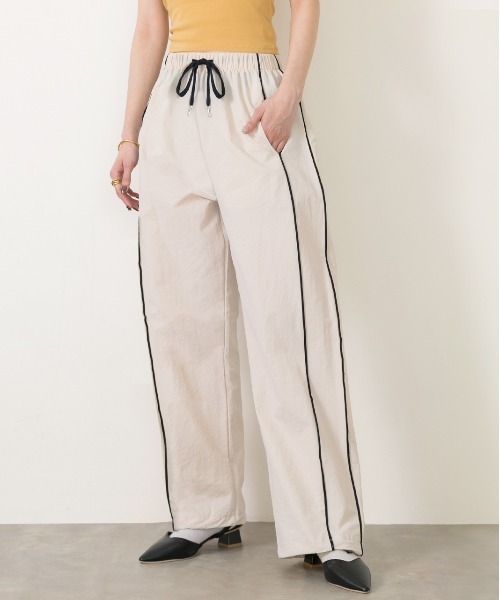 ad thie(アドティエ)の「パイピングサイドライン ストレートパンツ(その他パンツ・レディース・ブラック/アイボリー/カーキ・MEDIUM/LARGE)」の2枚目の写真