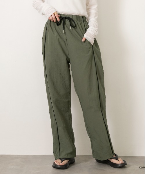 ad thie(アドティエ)の「パイピングサイドライン ストレートパンツ(その他パンツ・レディース・ブラック/アイボリー/カーキ・MEDIUM/LARGE)」の3枚目の写真