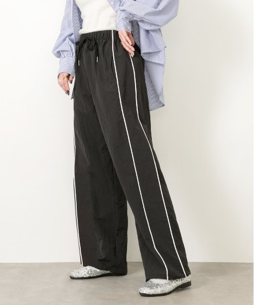 ad thie(アドティエ)の「パイピングサイドライン ストレートパンツ(その他パンツ・レディース・ブラック/アイボリー/カーキ・MEDIUM/LARGE)」の1枚目の写真