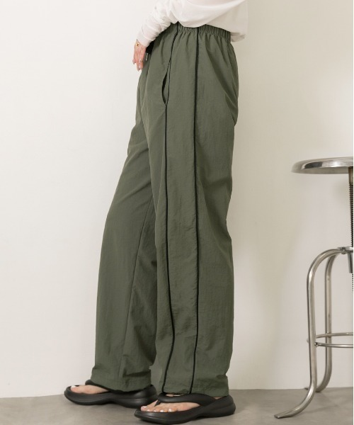 ad thie(アドティエ)の「パイピングサイドライン ストレートパンツ(その他パンツ・レディース・ブラック/アイボリー/カーキ・MEDIUM/LARGE)」の15枚目の写真