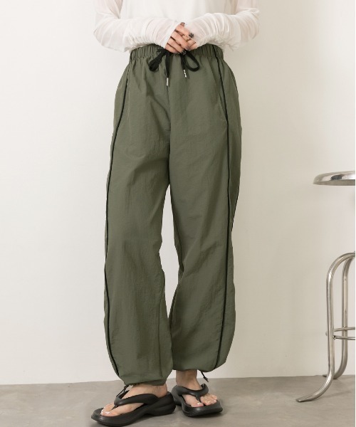 ad thie(アドティエ)の「パイピングサイドライン ストレートパンツ(その他パンツ・レディース・ブラック/アイボリー/カーキ・MEDIUM/LARGE)」の14枚目の写真