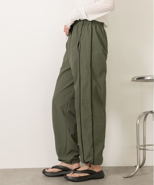 ad thie(アドティエ)の「パイピングサイドライン ストレートパンツ(その他パンツ・レディース・ブラック/アイボリー/カーキ・MEDIUM/LARGE)」の13枚目の写真