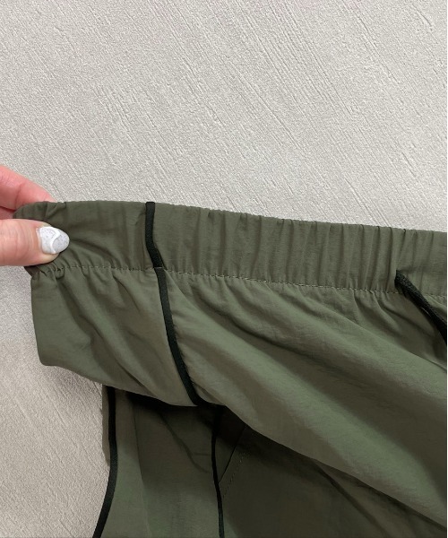ad thie(アドティエ)の「パイピングサイドライン ストレートパンツ(その他パンツ・レディース・ブラック/アイボリー/カーキ・MEDIUM/LARGE)」の7枚目の写真
