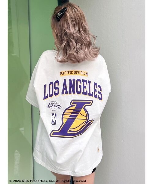 NBA(エヌビーエー)の「NBA BACKグラフィックTシャツ(Tシャツ/カットソー・レディース・ブラック/オフホワイト/ライム・FREE)」の2枚目の写真