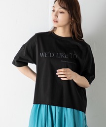 バックスタイルに施した微光沢のテープがコーディネートにアクセントを加えるバックテープロゴTシャツ