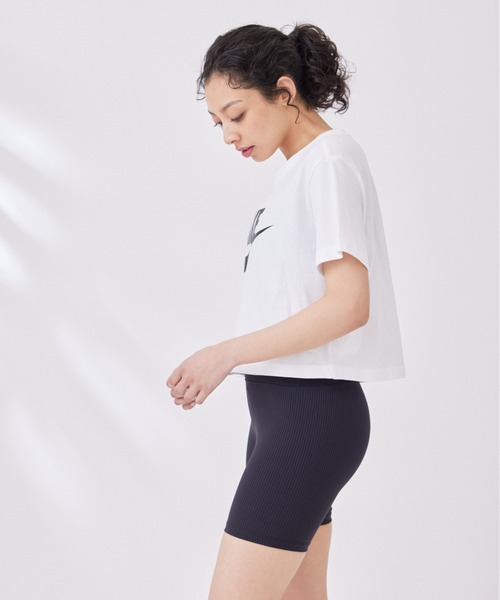 NIKE(ナイキ)の「【NIKE】ナイキ スポーツウェア エッセンシャル クロップドTシャツ ウィメンズ(Tシャツ/カットソー・レディース・ブラック/ホワイト・M/S/L)」の15枚目の写真