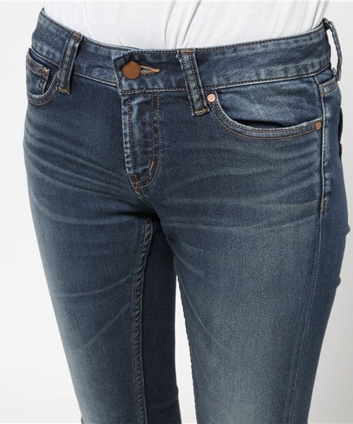 AZUL by moussy（アズールバイマウジー）の「マイクロファイバースキニーデニム(L74)（デニムパンツ・レディース・ワンウォッシュ/ブルー・22inch/27inch/23inch/24inch/25inch/26inch）」の6枚目の写真