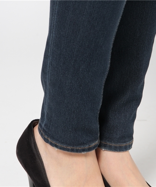 AZUL by moussy（アズールバイマウジー）の「マイクロファイバースキニーデニム(L74)（デニムパンツ・レディース・ワンウォッシュ/ブルー・22inch/27inch/23inch/24inch/25inch/26inch）」の10枚目の写真