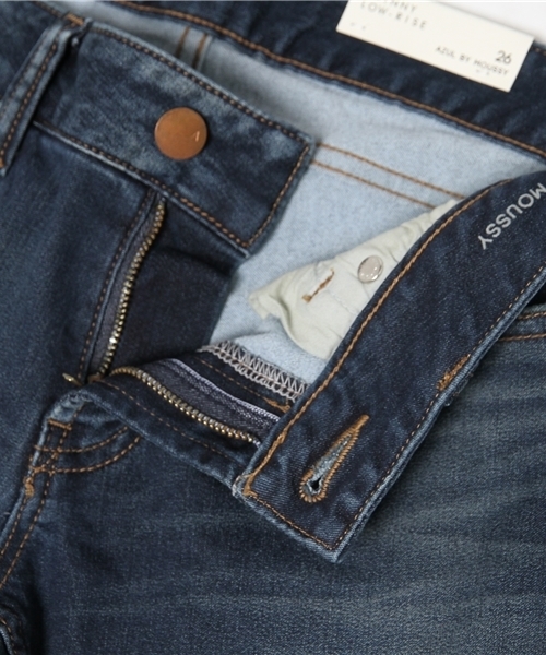 AZUL by moussy（アズールバイマウジー）の「マイクロファイバースキニーデニム(L74)（デニムパンツ・レディース・ワンウォッシュ/ブルー・22inch/27inch/23inch/24inch/25inch/26inch）」の11枚目の写真
